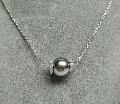 null White gold pendant on its chain adorned with a natural Tahitian pearl with greenish...