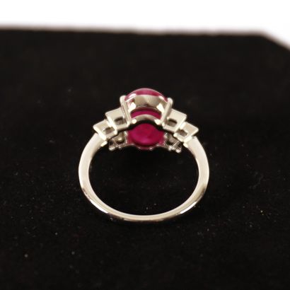 null White gold ring centered 4 claws of an oval cabochon ruby NAUREL BIRMAN weighing...