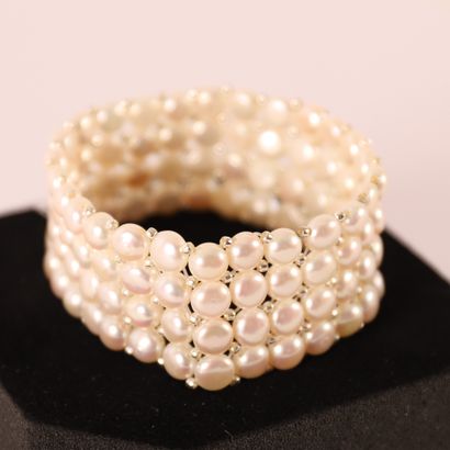 Un bracelet 4 rangs en perles de culture...
