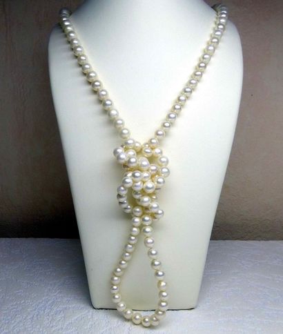 null A long necklace made of natural cultured pearls diameter 7 - 7.5 mm, length...