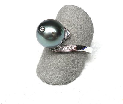 null Ring in white gold with 3 diamonds on one side supporting a 10 mm Tahitian pearl...