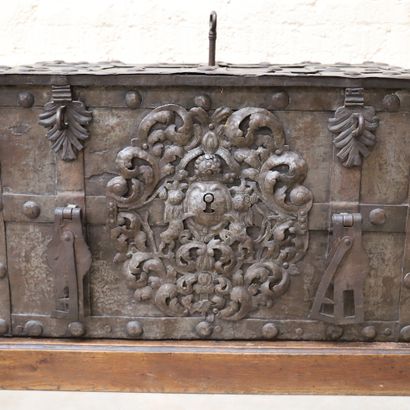 null IMPRESSIVE RIVETTED IRON CASE, 17th century

Complex lock in the lid and in...