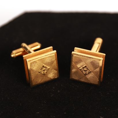null PAIR OF SQUARE CUFFLINKS WITH GEOMETRIC DECORATION

Gilded metal