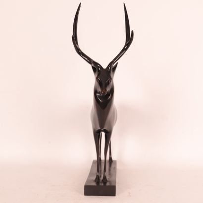 null SCULPTURE "GRAND CERF" de François POMPON (1855-1933)

Bronze à patine noire

Signé...