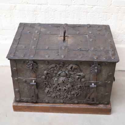 null IMPRESSIVE RIVETTED IRON CASE, 17th century

Complex lock in the lid and in...