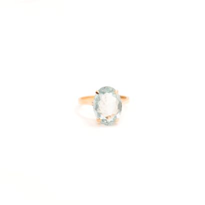 null YELLOW GOLD RING WITH AN AQUAMARINE

Stone: 14 x 10 mm approx.

Tdd : 53

Pb...