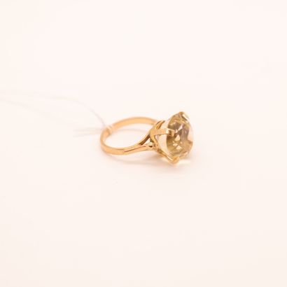 YELLOW GOLD RING WITH A YELLOW STONE 
Tdd...