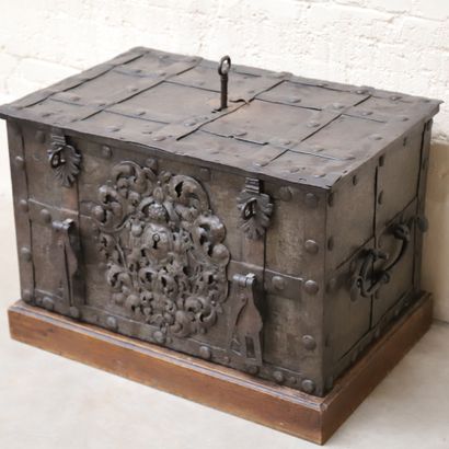 null IMPRESSIVE RIVETTED IRON CASE, 17th century

Complex lock in the lid and in...