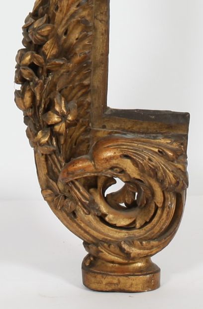 null DECORATIVE ELEMENT IN GILDED WOOD

In the shape of a plant scroll ending in...