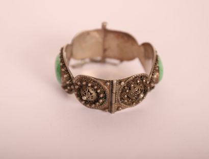 null FOREIGN SILVER BRACELET WITH GREEN STONE CABOCHONS