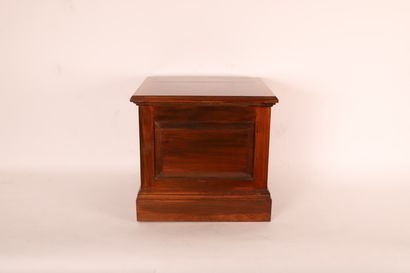 null WHITE CERAMIC POTTY IN ITS MAHOGANY BOX

Chest opening by a flap and a bezel

Covered...