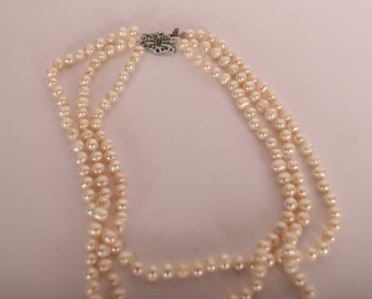 null PEARL NECKLACE THREE ROWS

Necklace of white pearls in gradient on three rows,...