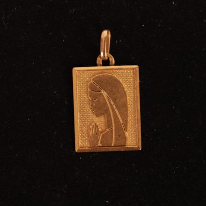 null RECTANGULAR MEDAL IN YELLOW GOLD

Decorated with the profile of the Virgin

H...