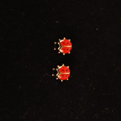 null PAIRE DE BOUCLES D'OREILLE "'COCCINELLE" EN OR JAUNE

Rehaussé de rouge et noir

Pb...