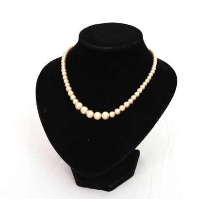 null LOT OF 6 CULTURED PEARL JEWELRY

Composed of 5 necklaces including 3 necklaces...