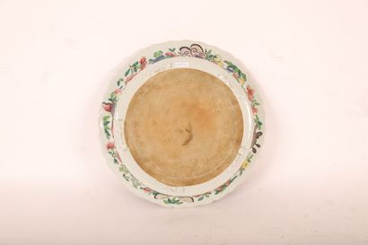null HOLLOW DISH IN CHINA PORCELAIN

Decorated with fruits and a floral frieze on...