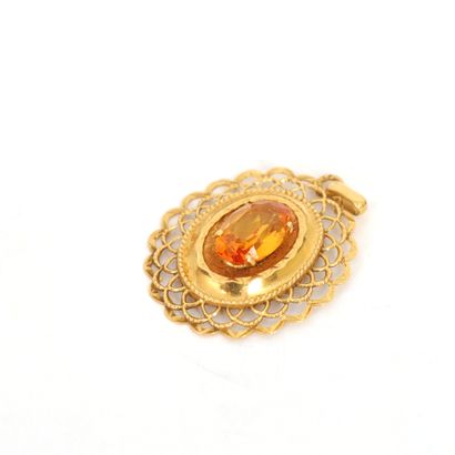 null OVAL GOLD PENDANT CENTERED WITH A PRETTY FACETED STONE OF OCHRE COLOR

Pb :...