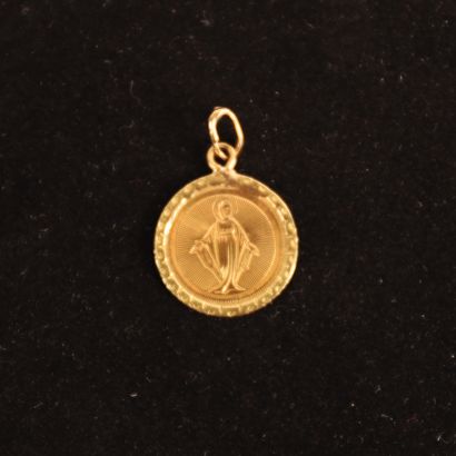 null BAPTISMAL MEDAL IN YELLOW GOLD

Dated 1916, with the effigy of the Virgin

Pb...