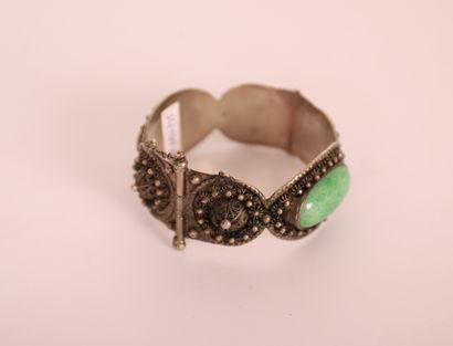 null FOREIGN SILVER BRACELET WITH GREEN STONE CABOCHONS