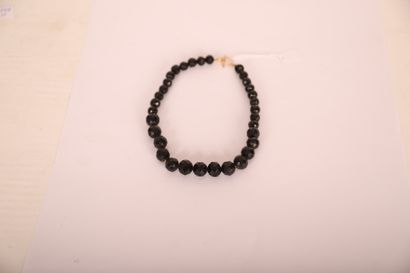 null NECKLACE WITH BLACK FACETED STONES

L : 36 cm