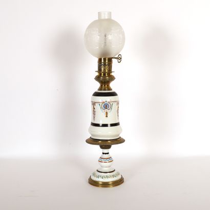 null OIL LAMP IN CERAMIC AND GILDED BRASS

Decorated with flowered garlands

H :...