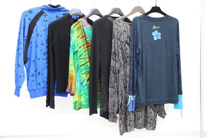 null Lot of 6 clothes including :

-Golden club blue sweatshirt and jogging suit

-black...
