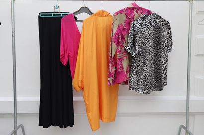 null Lot of 5 clothes including:

-long black skirt

pink V-neck sweater, Chacok,...