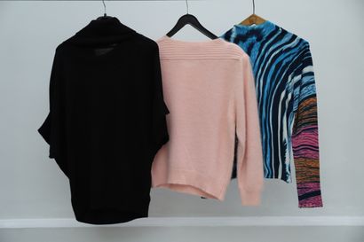 null Lot of 3 clothes including :

-turtleneck sweater with pearl decoration

-pink...