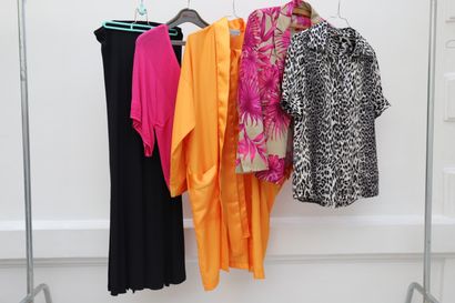 null Lot of 5 clothes including:

-long black skirt

pink V-neck sweater, Chacok,...