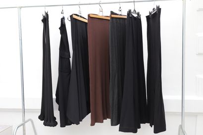 Lot de 7 vêtements comprenant : 
-jupe noire...