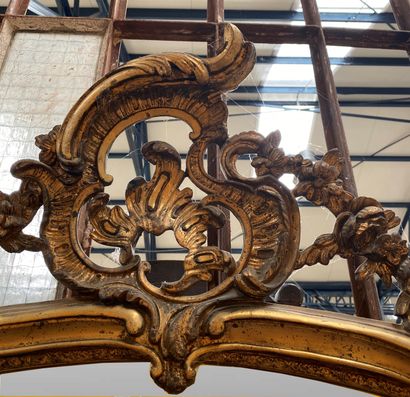 null IMPORTANT MIRROR IN THE LOUIS XV STYLE

Gilded wood, molded and carved with...