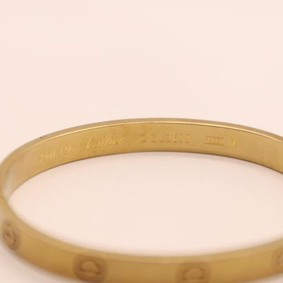 null YELLOW GOLD BRACELET "LOVE" BY CARTIER

Signed and numbered on the inside

6,5...