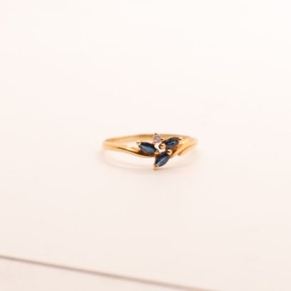 null RING "FOLIAGE" IN YELLOW GOLD, SMALL SAPPHIRES AND SMALL DIAMOND

Tdd : 53,5

Pb...