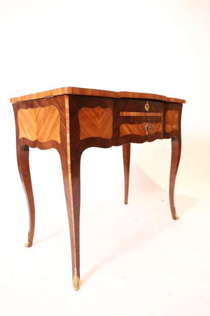 null LOUIS XV DRESSING TABLE OF MOVED FORM

In rosewood and violet wood veneer with...