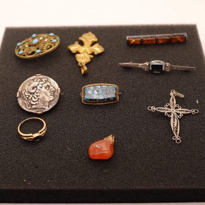 LOT OF COSTUME JEWELRY 
Including brooches,...