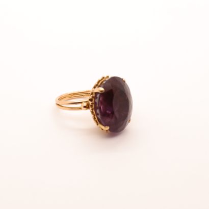 null YELLOW GOLD RING SET WITH A LARGE AMETHYST (16 x 20 mm approx.) 

Tdd : 55

Pb...