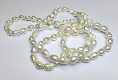 null A very original long necklace made of natural cultured pearls of baroque shape,...