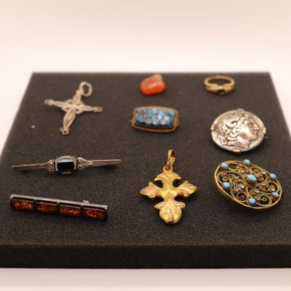 null LOT OF COSTUME JEWELRY 

Including brooches, ring, pendant...