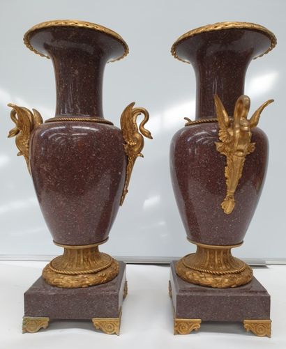 null VERY BEAUTIFUL PAIR OF BALUSTER VASES IN PORPHYRY

Ornamented with gilt bronze,...