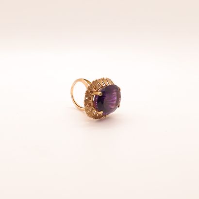 null YELLOW GOLD RING WITH A LARGE AMETHYST (16 x 20 mm approx.) IN A FURTHER SET

Tdd...