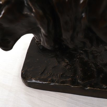 null BRONZE "ROI DES ANIMAUX" de VIDAL (XIXe)

Bronze à patine noire

Signé sur la...