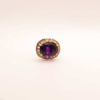 null YELLOW GOLD RING WITH A LARGE AMETHYST (16 x 20 mm approx.) IN A FURTHER SET

Tdd...
