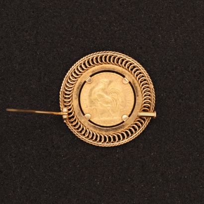 null COIN BROOCH IN YELLOW GOLD

Coin of 20 Frs with a rooster of Chaplain 1912

Diam...