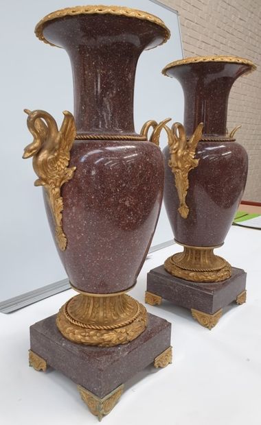 null VERY BEAUTIFUL PAIR OF BALUSTER VASES IN PORPHYRY

Ornamented with gilt bronze,...