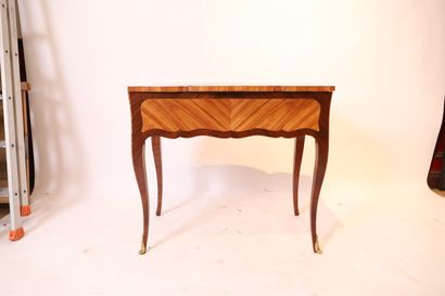null LOUIS XV DRESSING TABLE OF MOVED FORM

In rosewood and violet wood veneer with...