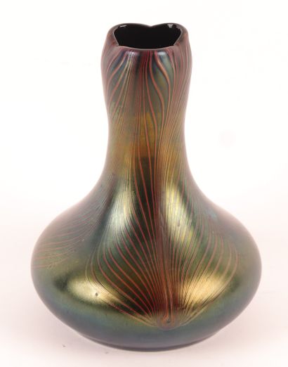 Johann LOETZ Johann LOETZ (1880-1940) "Plumes" 

Vase en verre irisé de forme pansue...