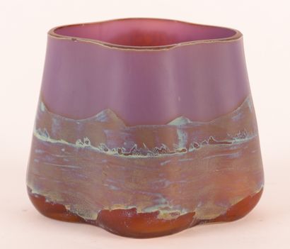 null VASE "Voiliers sur un lac de montagne"

Élégant vase en verre irisé polychrome...