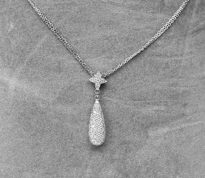 null 
Pendentif en OR BLANC de forme goutte sur sa double chaîne pavée de DIAMANTS...