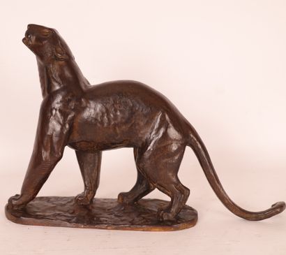 Georges L. Guyot BEAU BRONZE ANIMALIER "LIONNE S'ÉTIRANT" de Georges Lucien GUYOT...