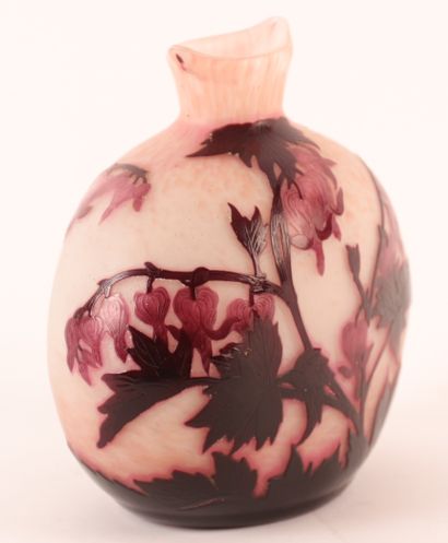 André DELATTE André DELATTE (c.1887-1953) "Cœur de Jeannette" 

Vase en verre multicouche...